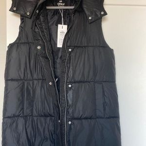 longline hooded vest in black